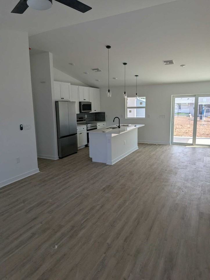 1423 Ne 12th Pl - Photo 2 of 9