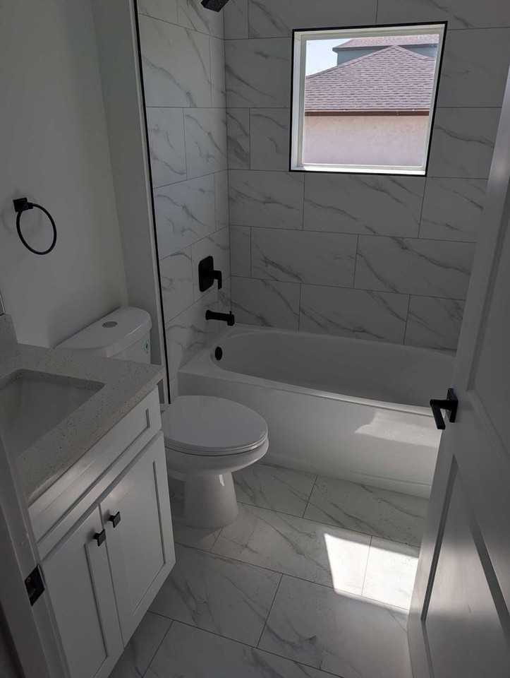 1423 Ne 12th Pl - Photo 3 of 9