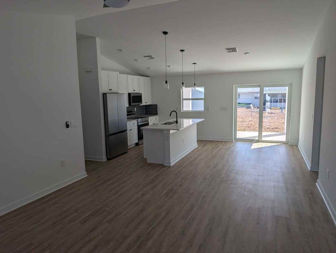 1423 Ne 12th Pl - Photo 5 of 9