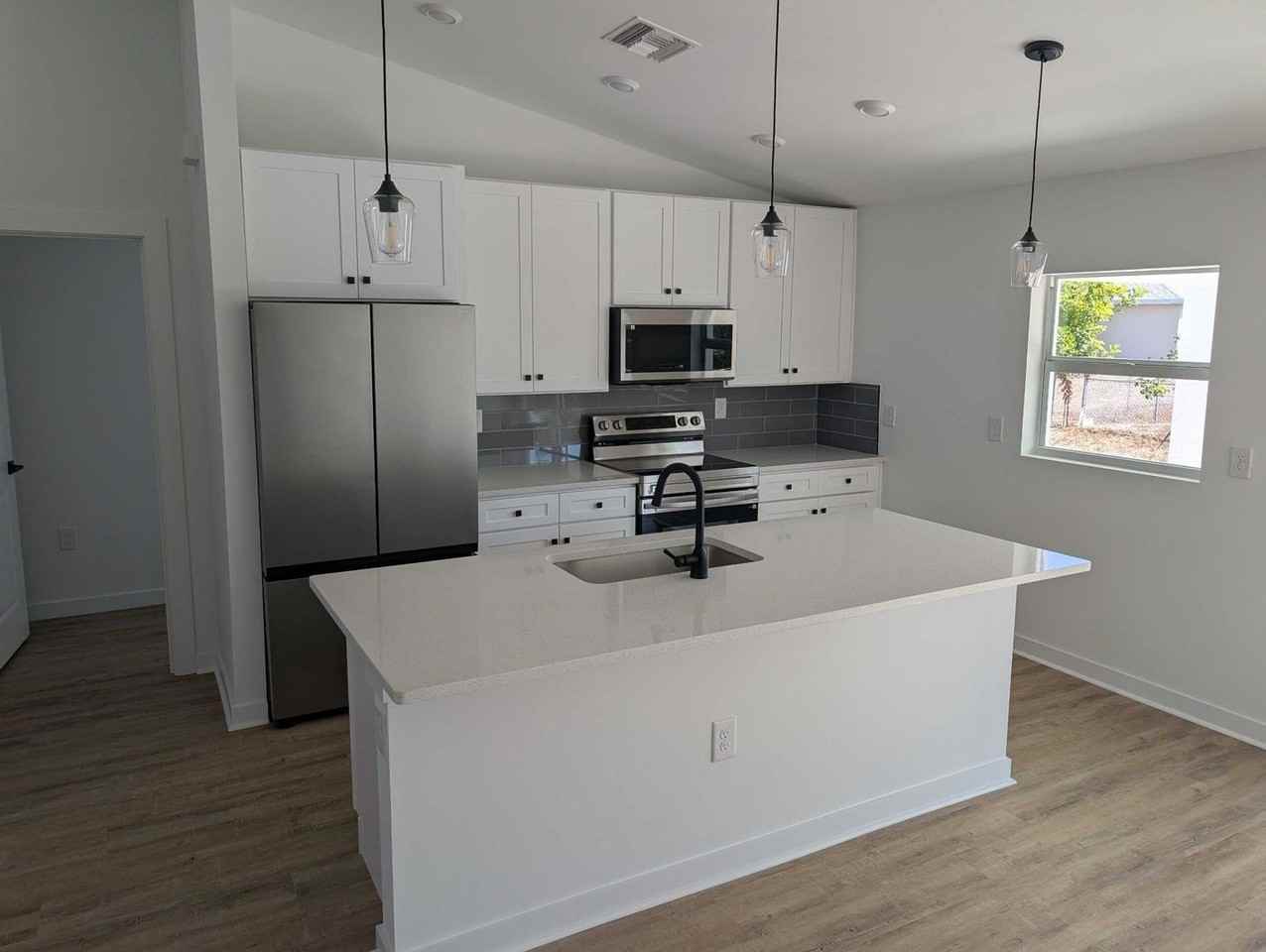 1423 Ne 12th Pl - Photo 6 of 9