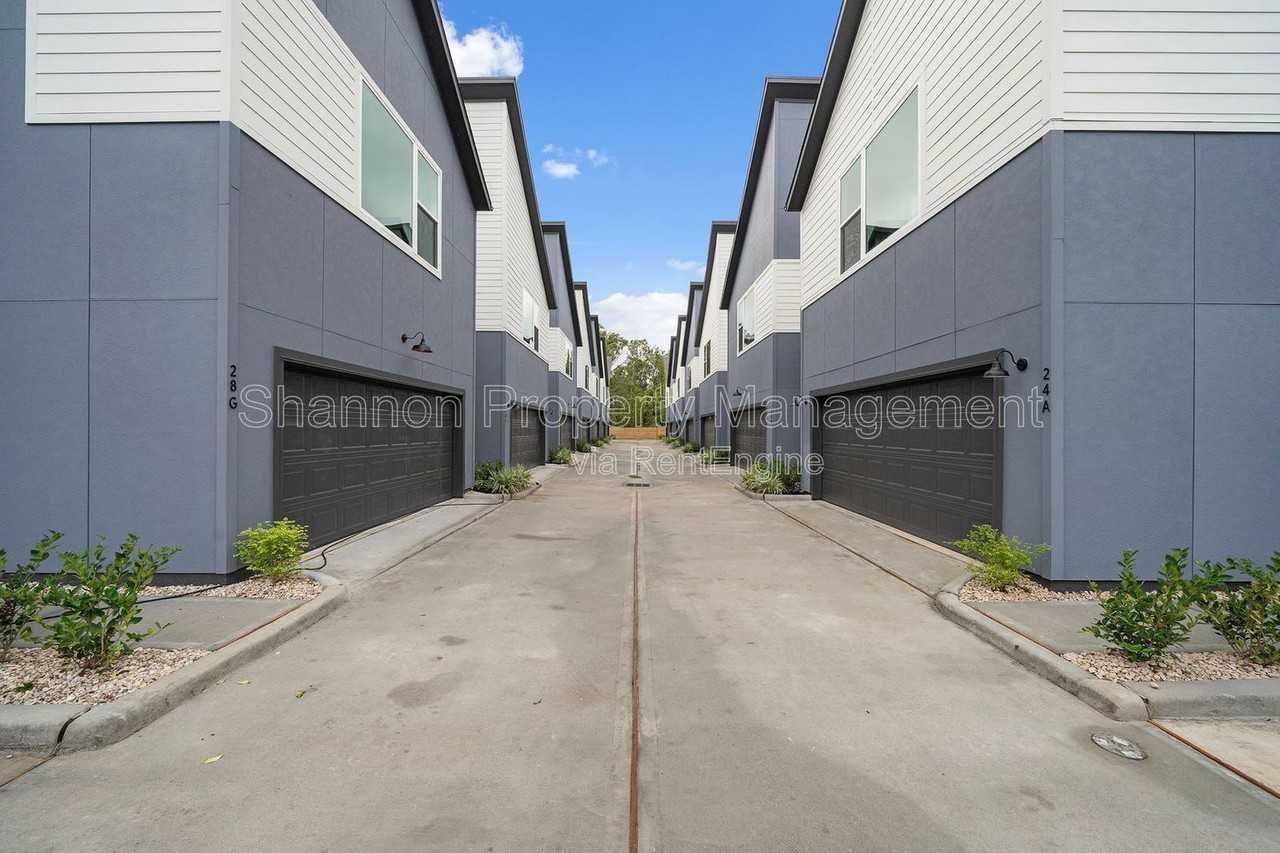 28 Bucan St #E - Photo 2 of 38