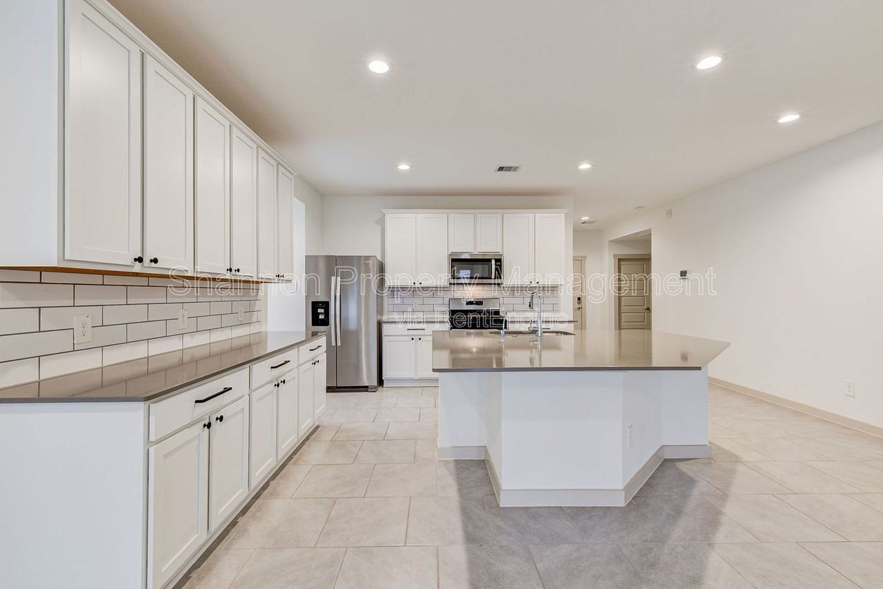 29915 Reagans Ranch Dr - Photo 5 of 25