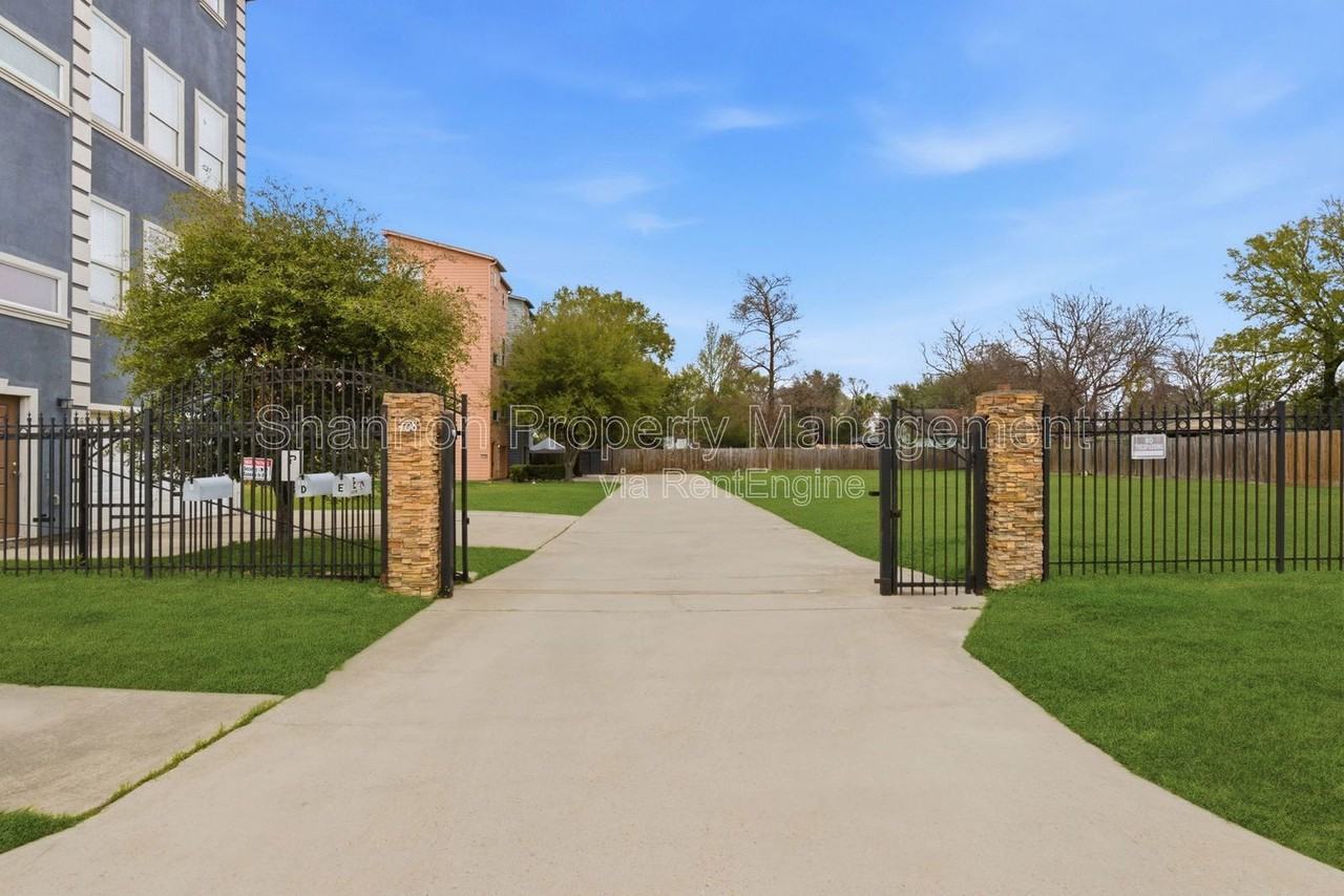 408 Eichwurzel Ln #D - Photo 2 of 33