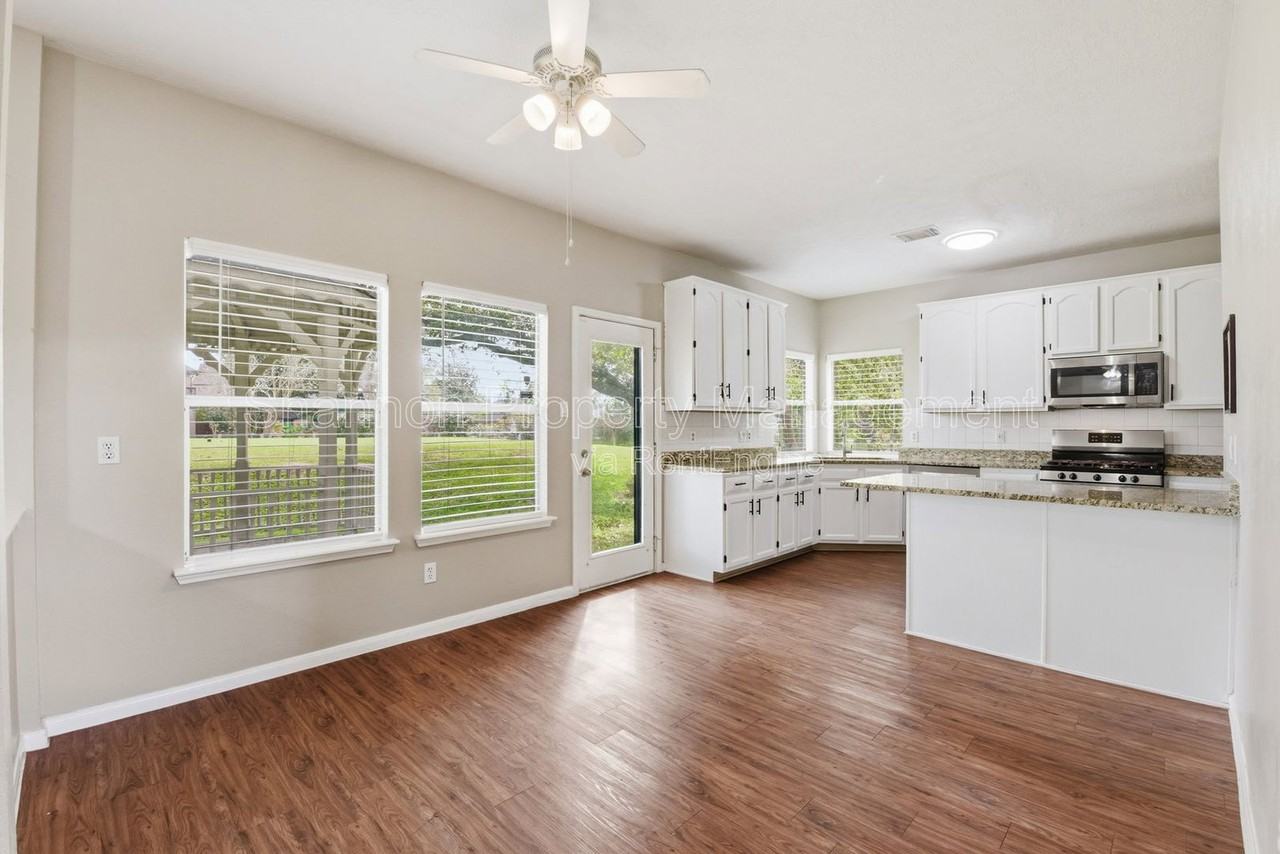 3327 Shady Glen Ln - Photo 5 of 25