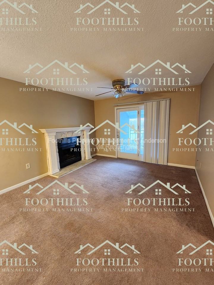 1011 Northlake Dr - Photo 3 of 15