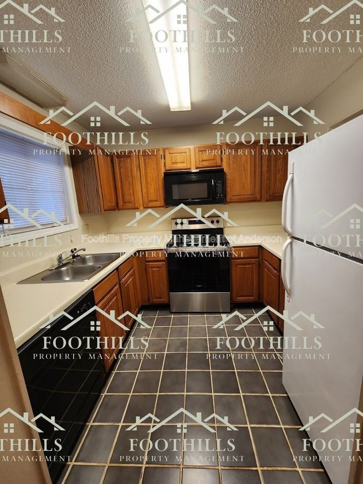 1011 Northlake Dr - Photo 4 of 15