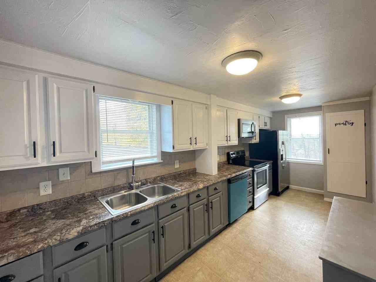 396 Amory St - Photo 3 of 32