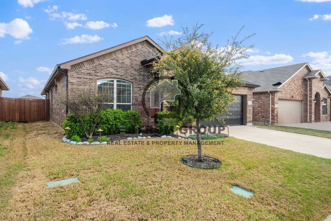 1036 Cushing Dr - Photo 2 of 35