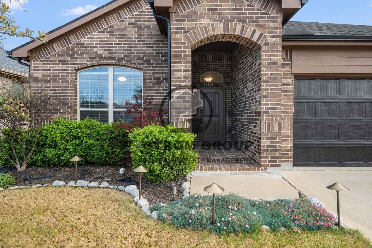 1036 Cushing Dr - Photo 5 of 35