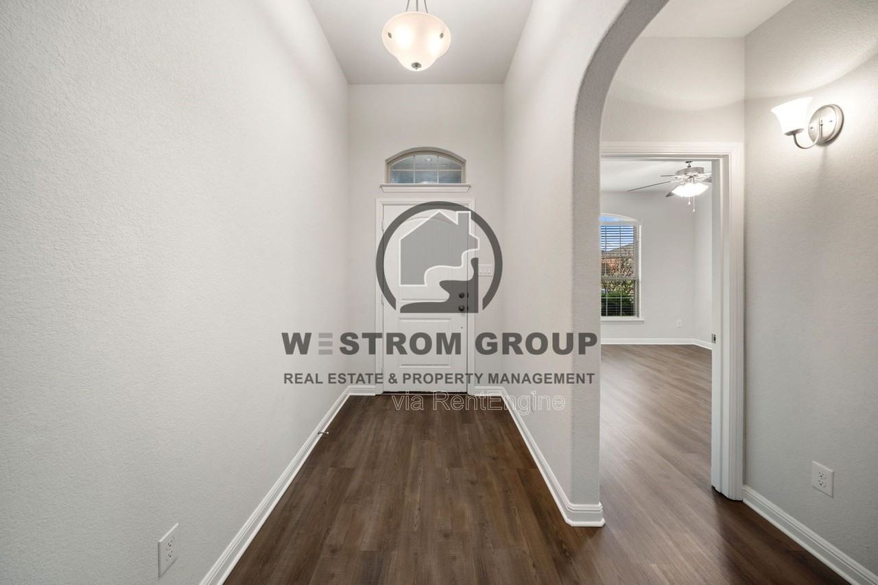 1036 Cushing Dr - Photo 6 of 35