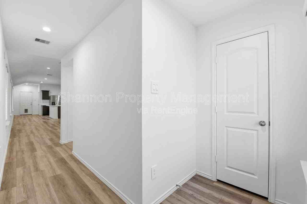 1834 Legacy Hills Dr - Photo 4 of 31