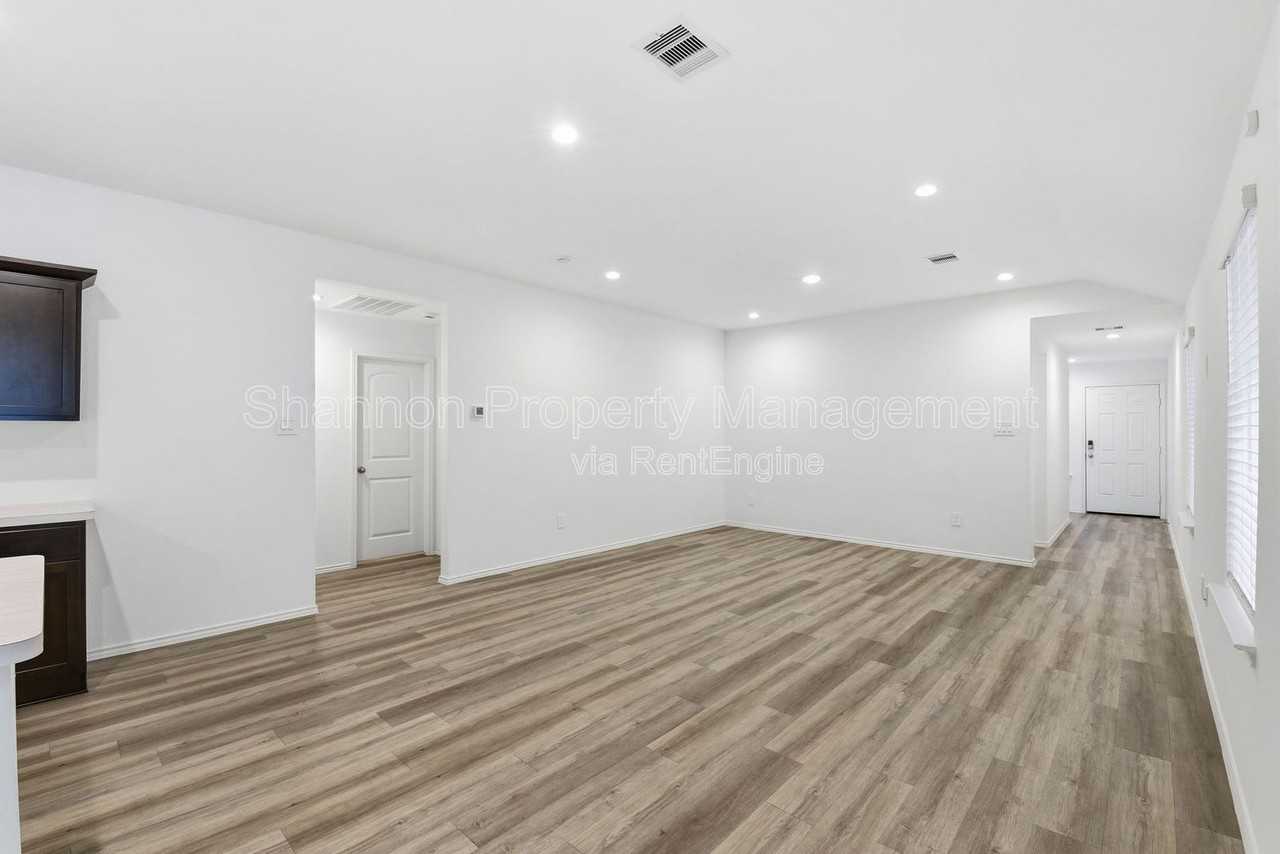 1834 Legacy Hills Dr - Photo 6 of 31