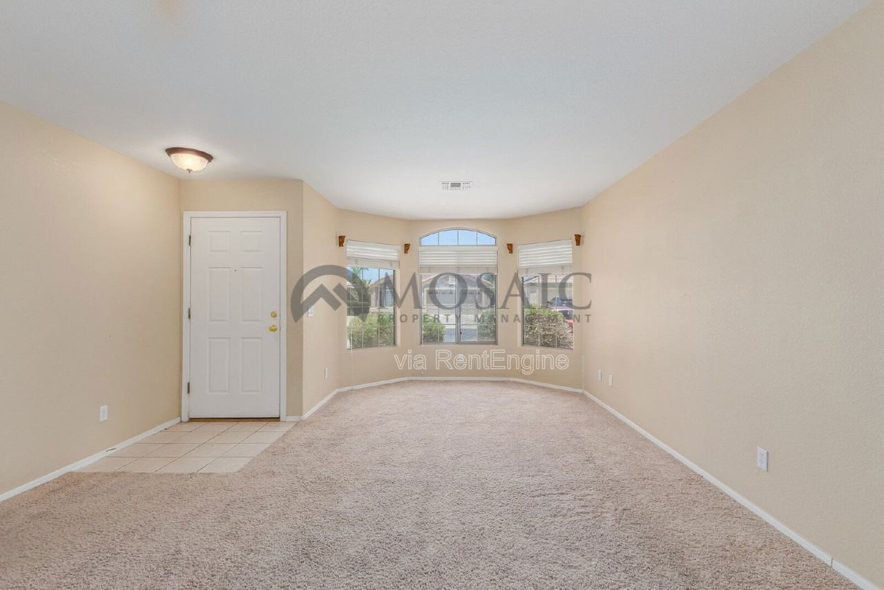 15535 W Mauna Loa Ln - Photo 7 of 23