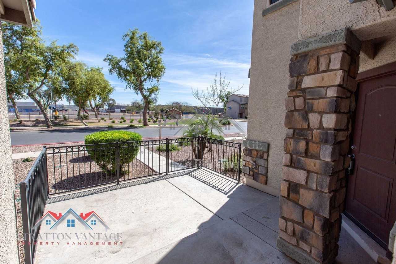 2218 N 77th Dr - Photo 6 of 43