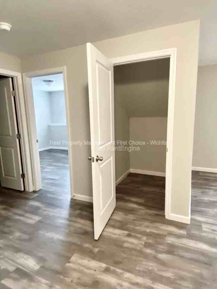 5321 N Toben Ct - Photo 4 of 10