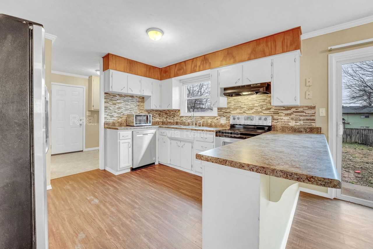 603 E Greenwood St - Photo 7 of 34