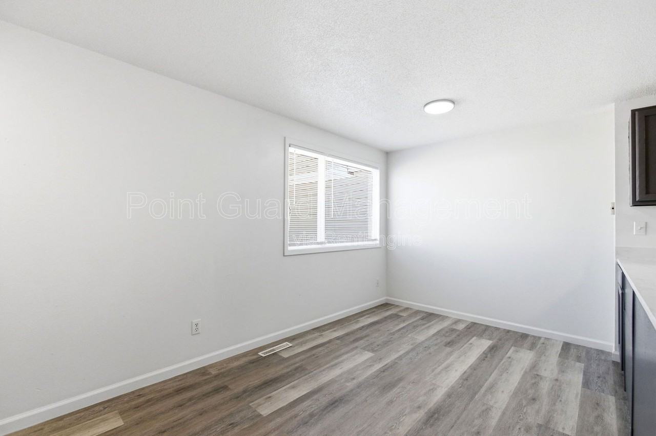 1932 S Cleveland Ave - Photo 2 of 31