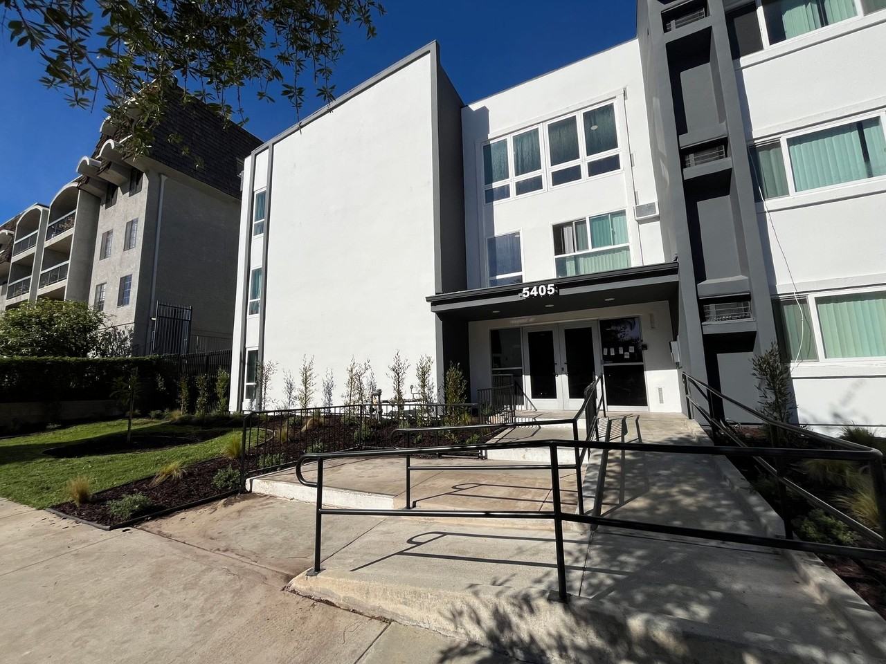 5405 Lindley Avenue - Photo 2 of 8