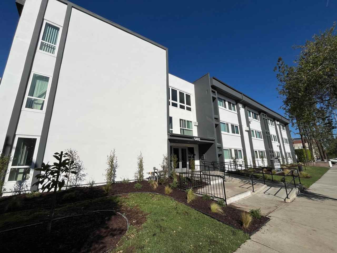 5405 Lindley Avenue - Photo 5 of 8