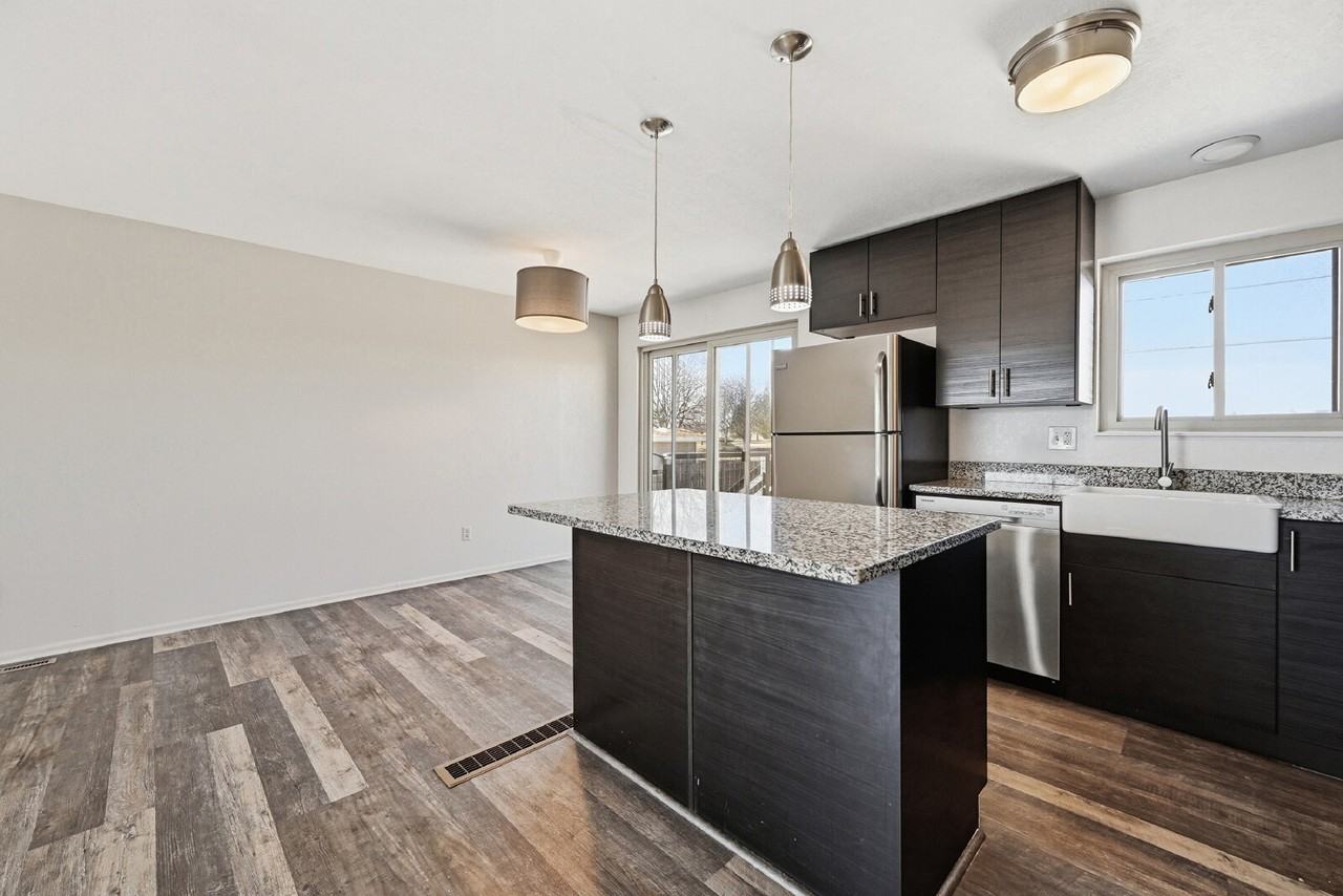 555 Ash St - Photo 5 of 43