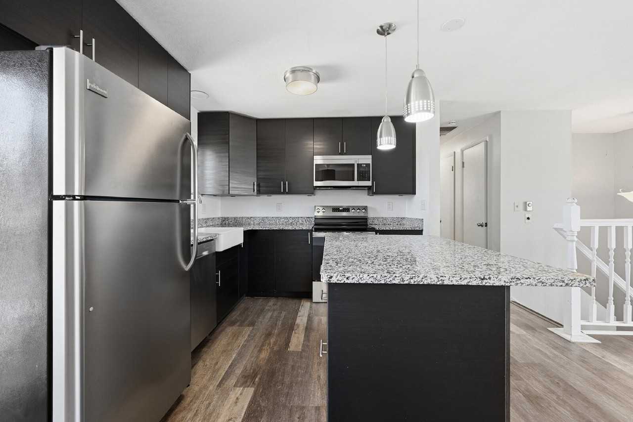 555 Ash St - Photo 6 of 43