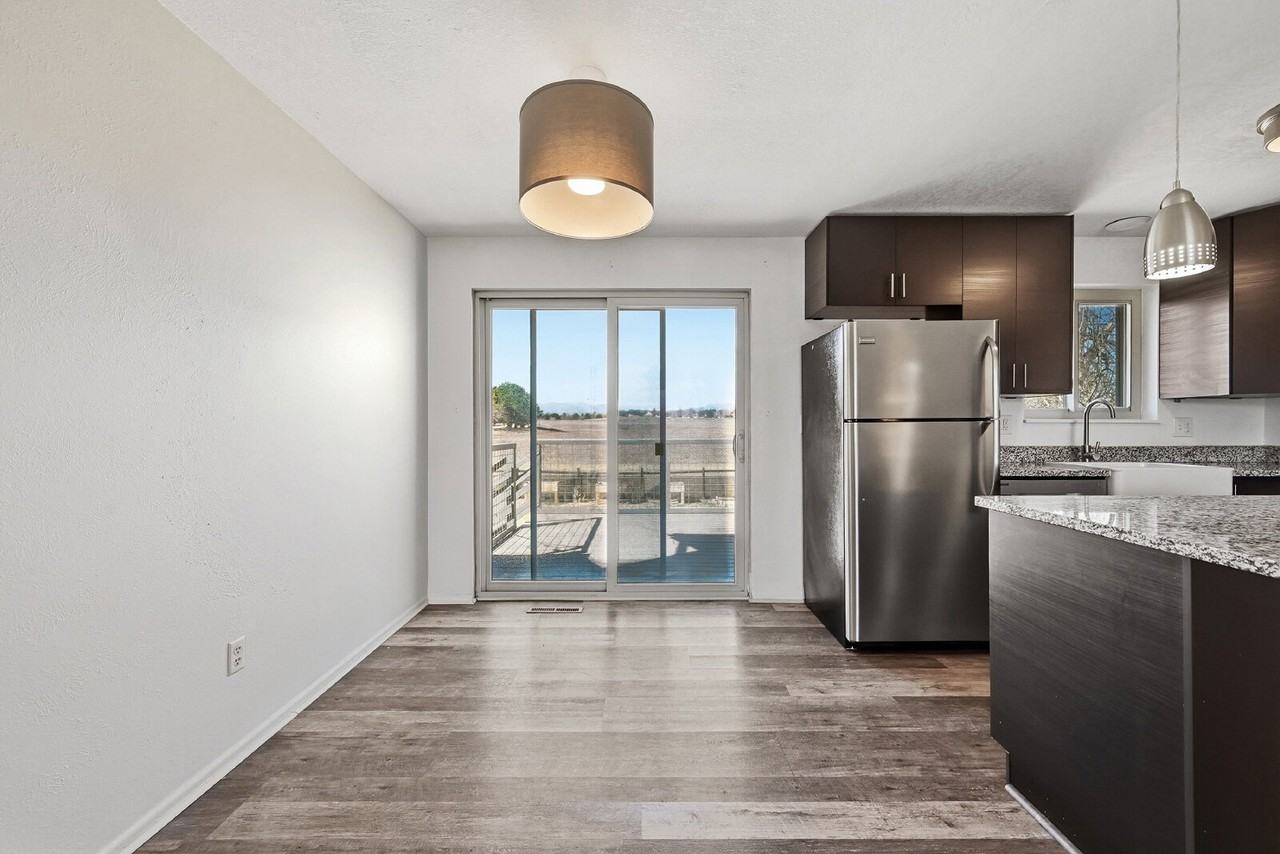 555 Ash St - Photo 7 of 43