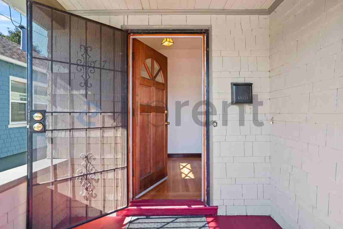 5737 Gaskill St - Photo 4 of 32