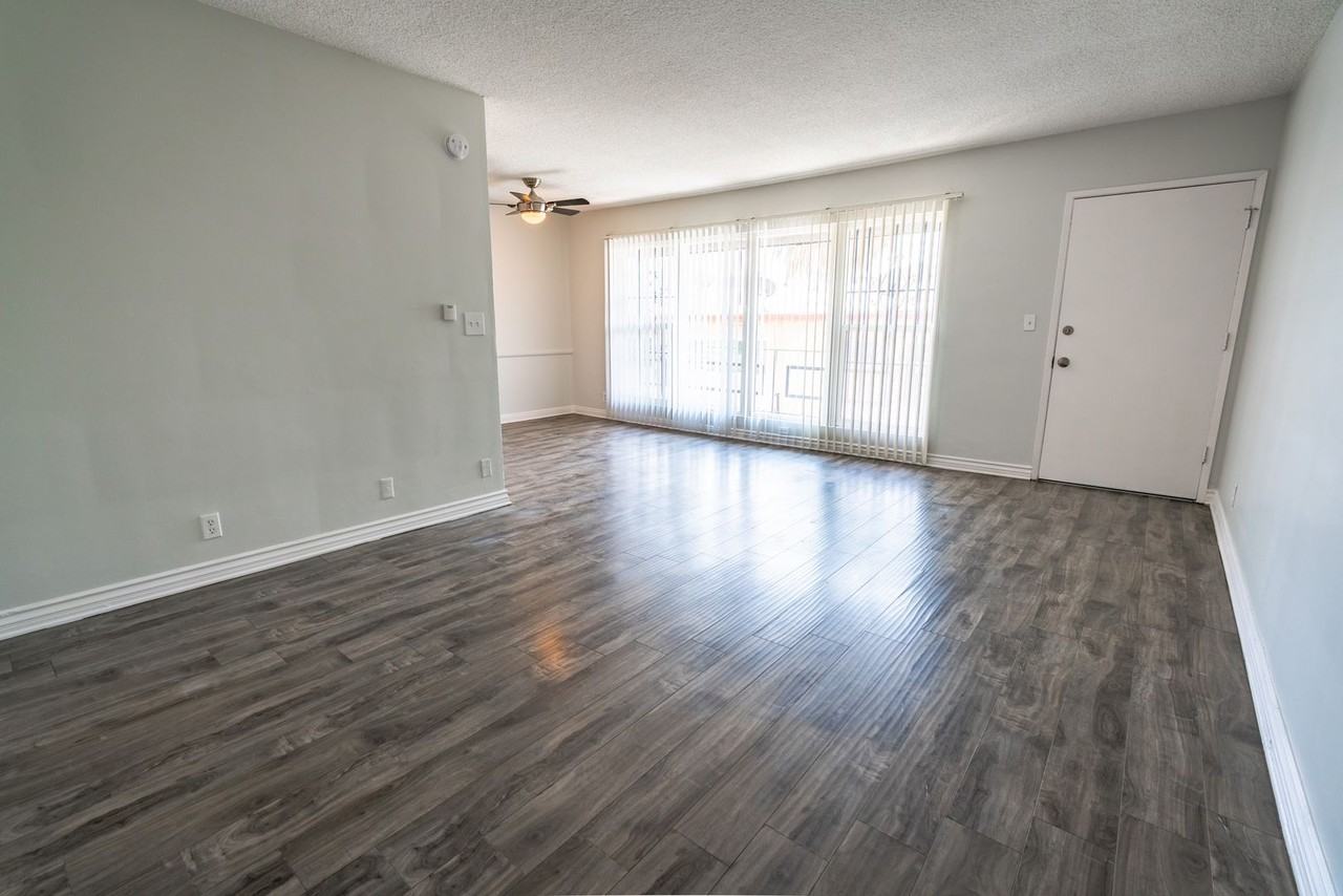 350 South Manhattan Place - Photo 4 of 24