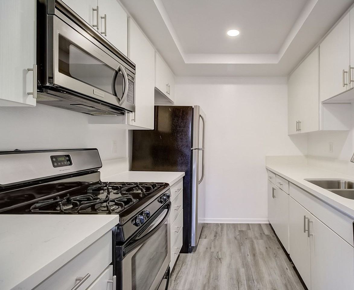 350 South Manhattan Place - Photo 5 of 24