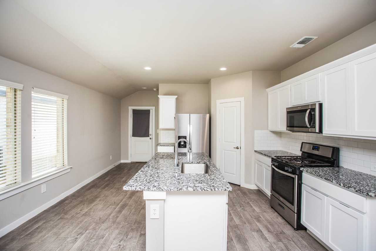 4717 126th St - Photo 6 of 23