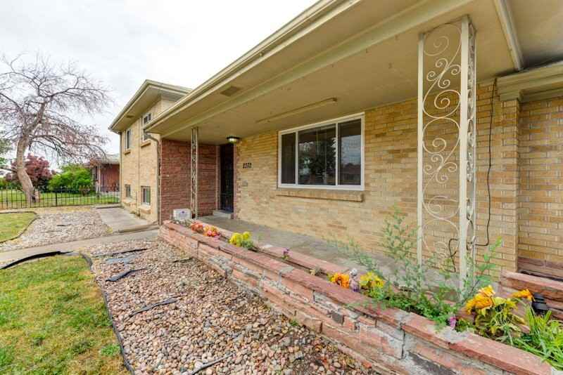 2372 Oakland St - Photo 2 of 24