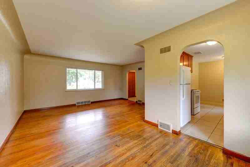 2372 Oakland St - Photo 3 of 24