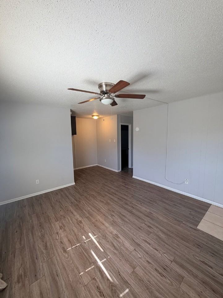 3201 35th St #10 - Photo 3 of 10