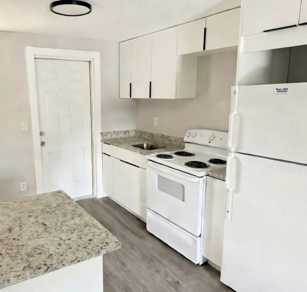 897 10th Avenue SW – Your Cozy Retreat in Largo - Photo 6 of 7