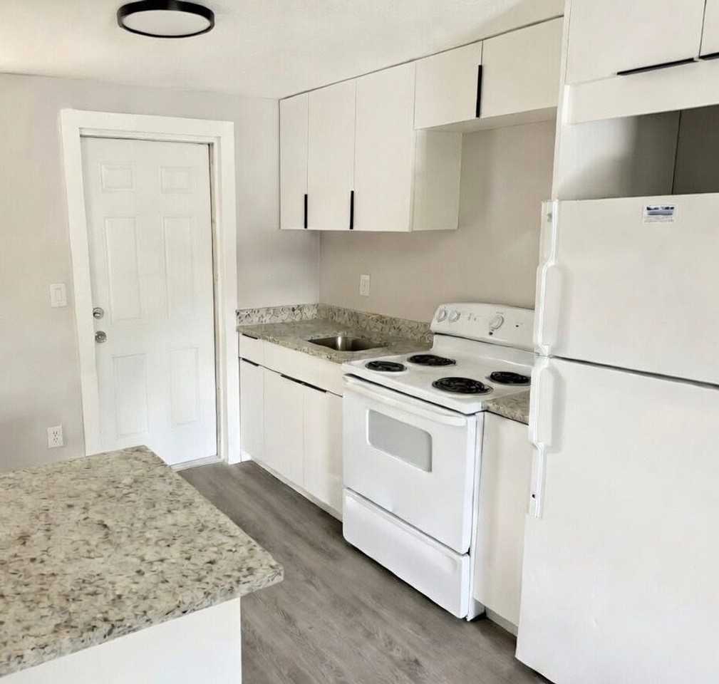 907 10th Ave - Photo 4 of 7