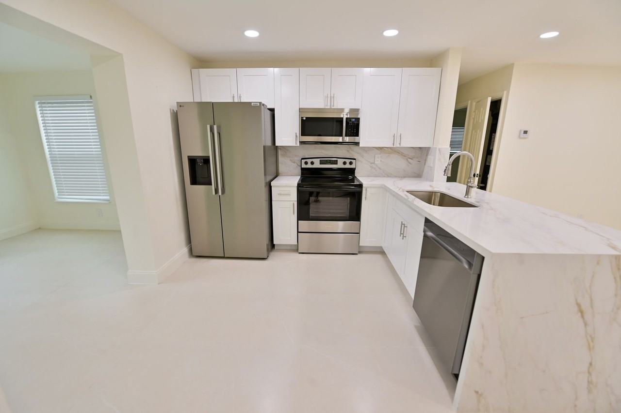 2781 Sw 47th St - Photo 3 of 50