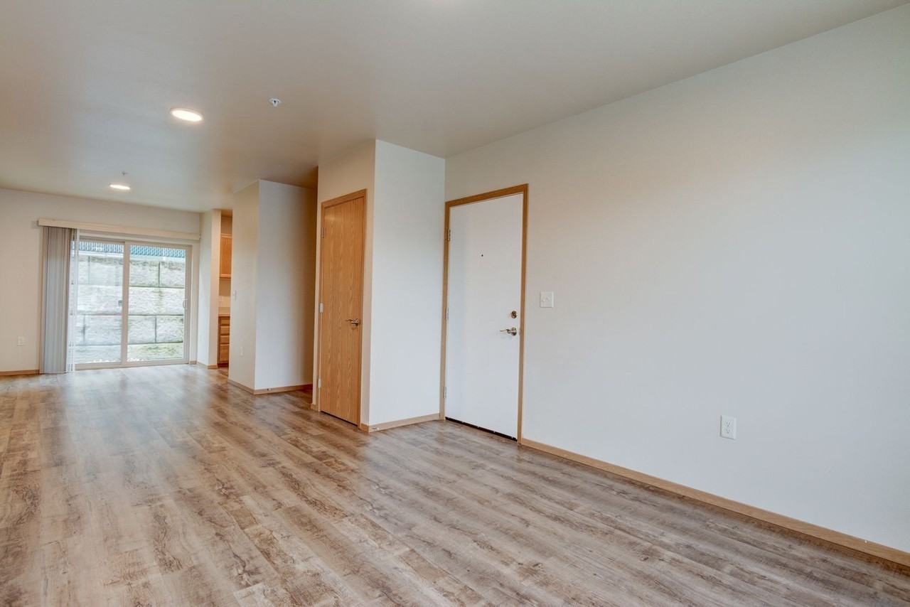 M1249 - Park Terrace Apartments - Photo 6 of 40