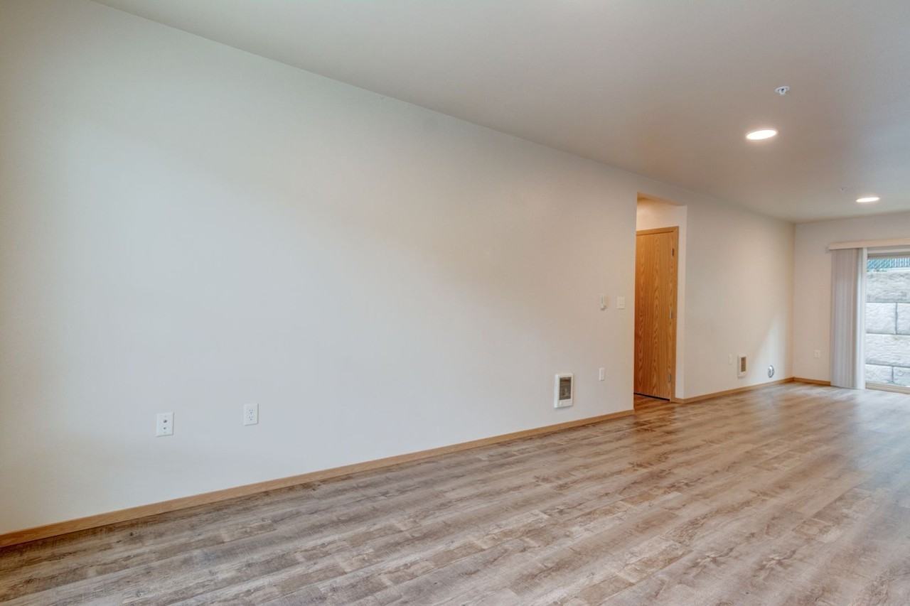 M1249 - Park Terrace Apartments - Photo 7 of 40