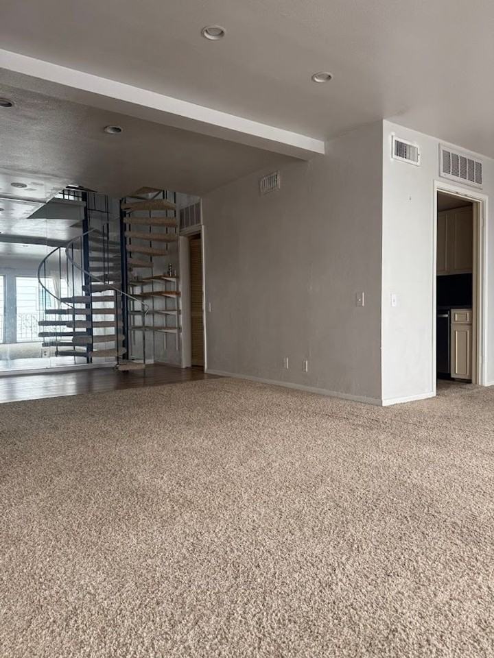 2704 San Pedro St #14 - Photo 4 of 19