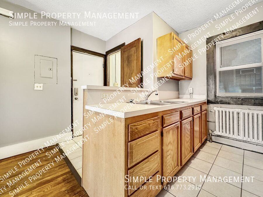 443 Division Ave S #A - Photo 4 of 9