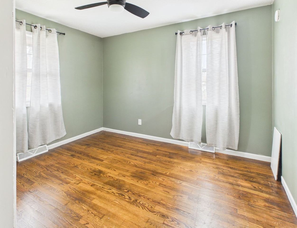 500 Hancock St - Photo 6 of 10