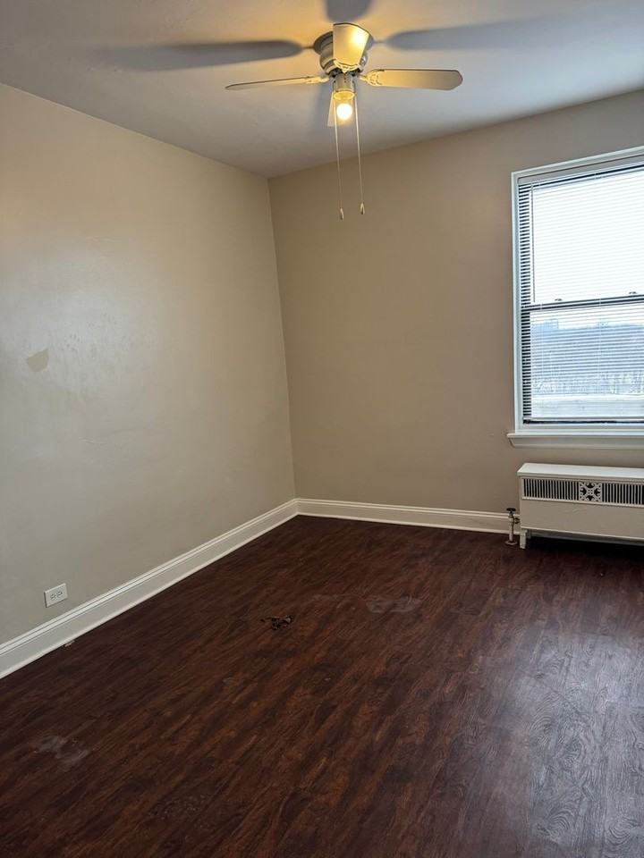 Jeffery Parkway Apartments - Photo 4 of 10