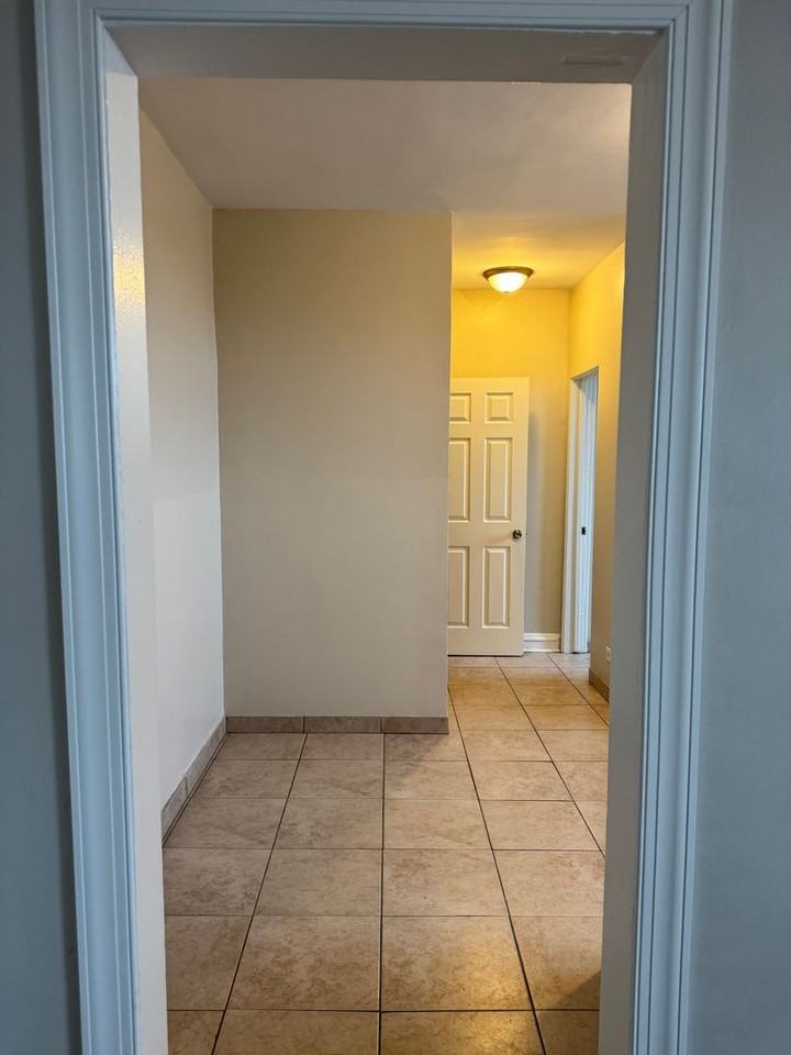 Jeffery Parkway Apartments - Photo 7 of 10