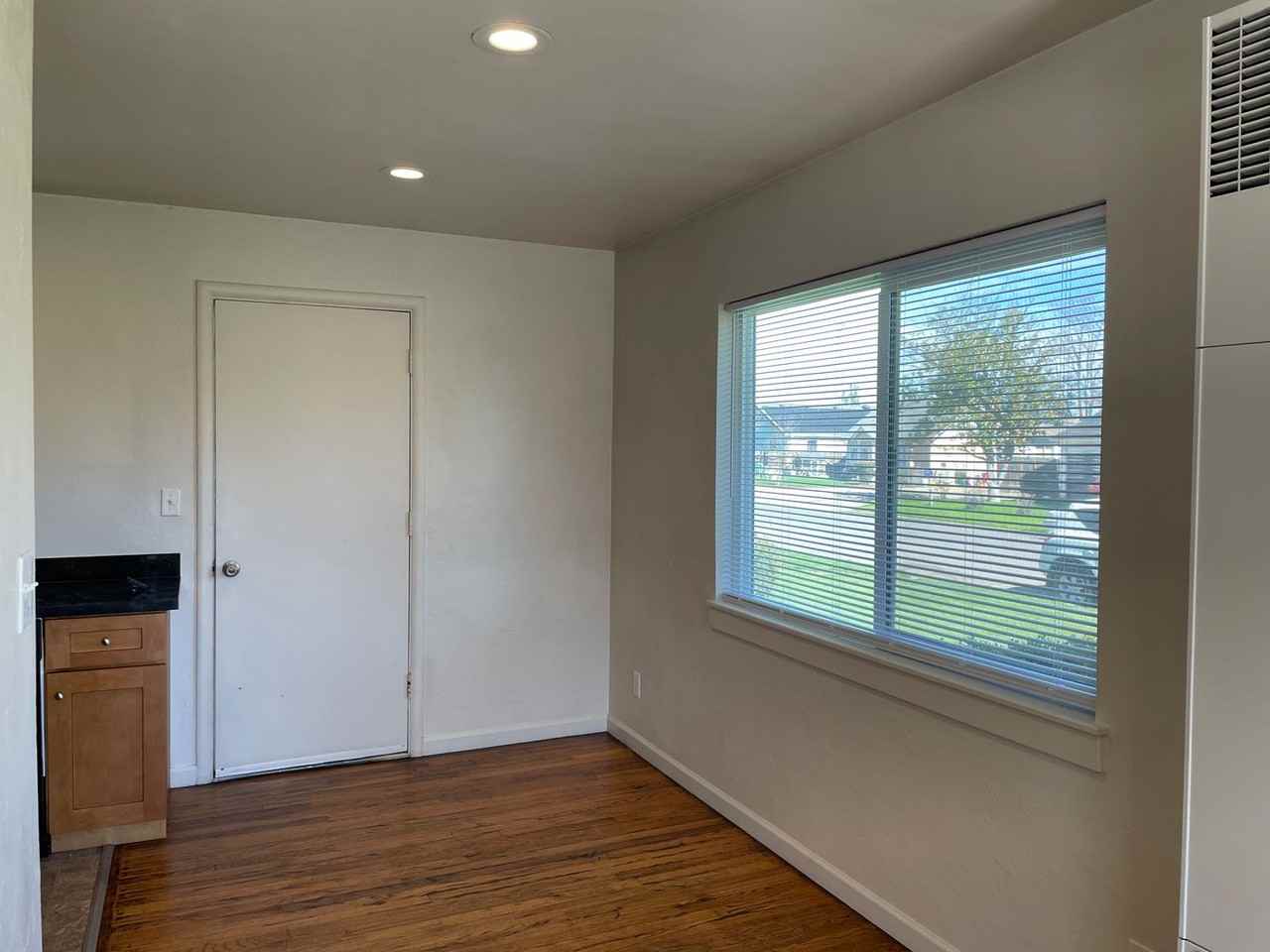 815 Broad St - Photo 5 of 19