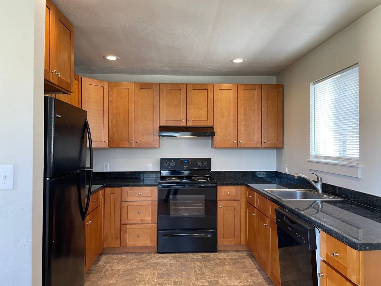 815 Broad St - Photo 6 of 19