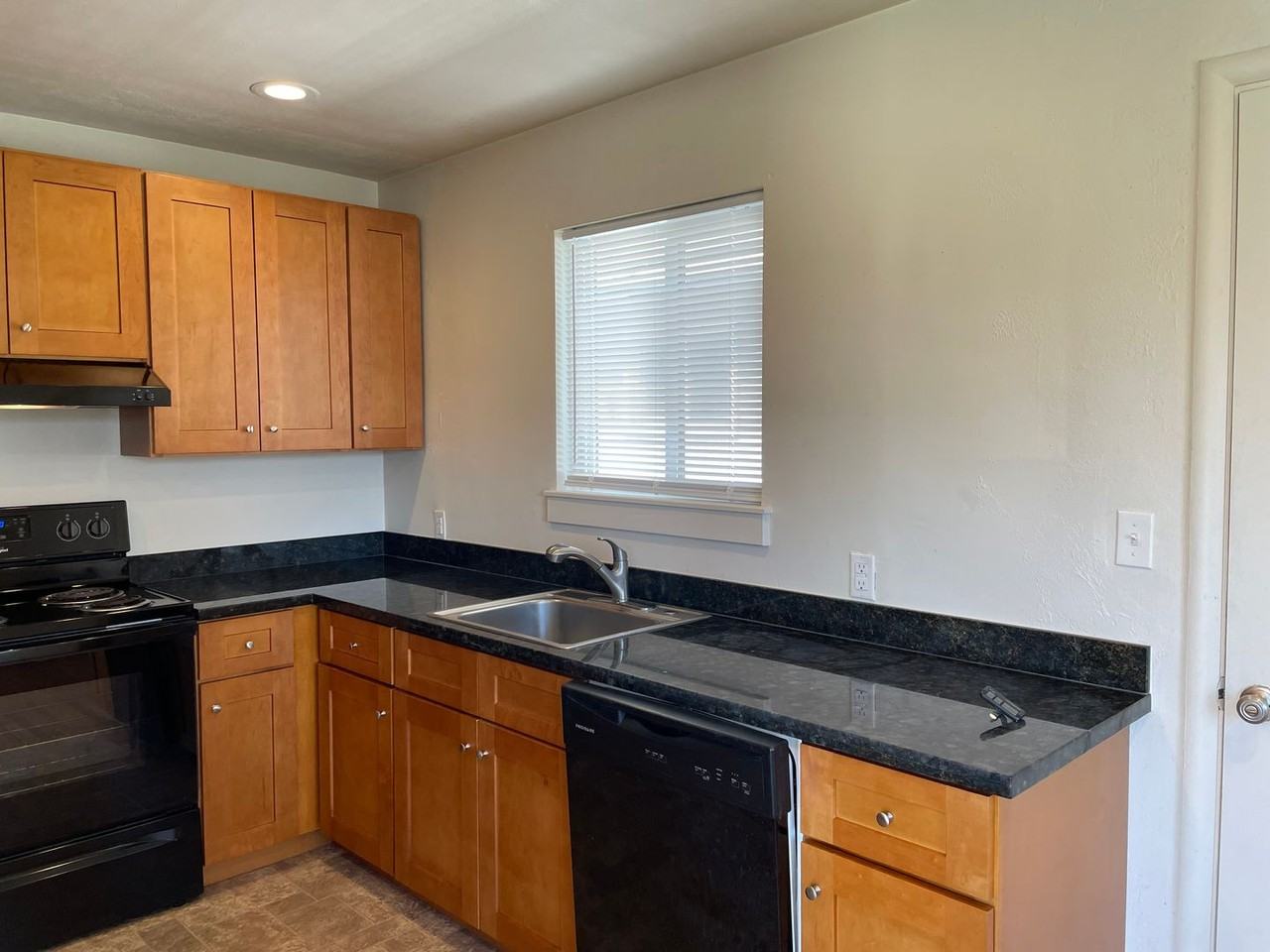 815 Broad St - Photo 7 of 19