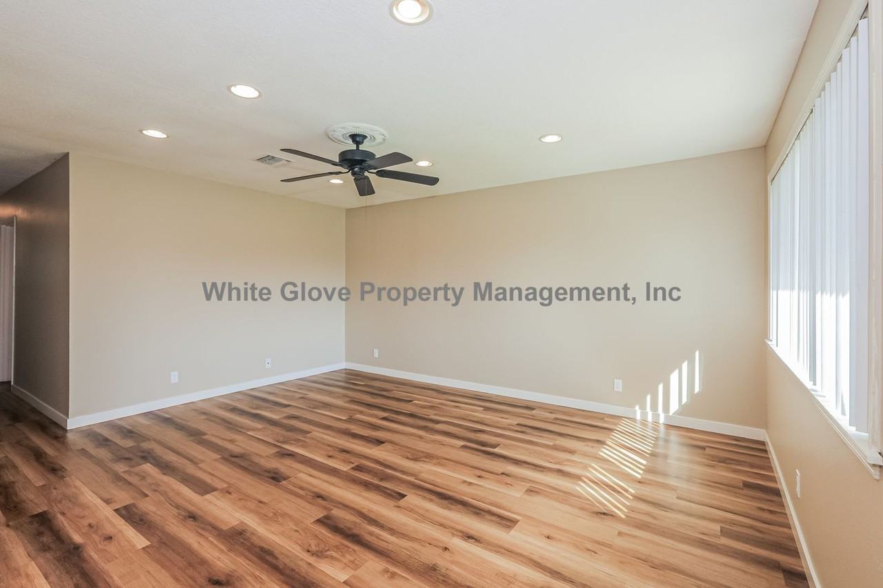 7820 Jadeite Ave - Photo 5 of 16