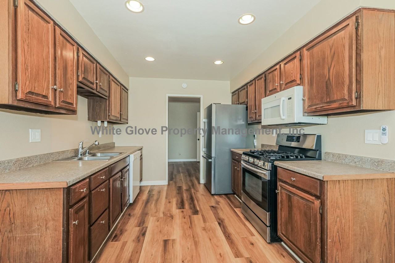 7820 Jadeite Ave - Photo 6 of 16