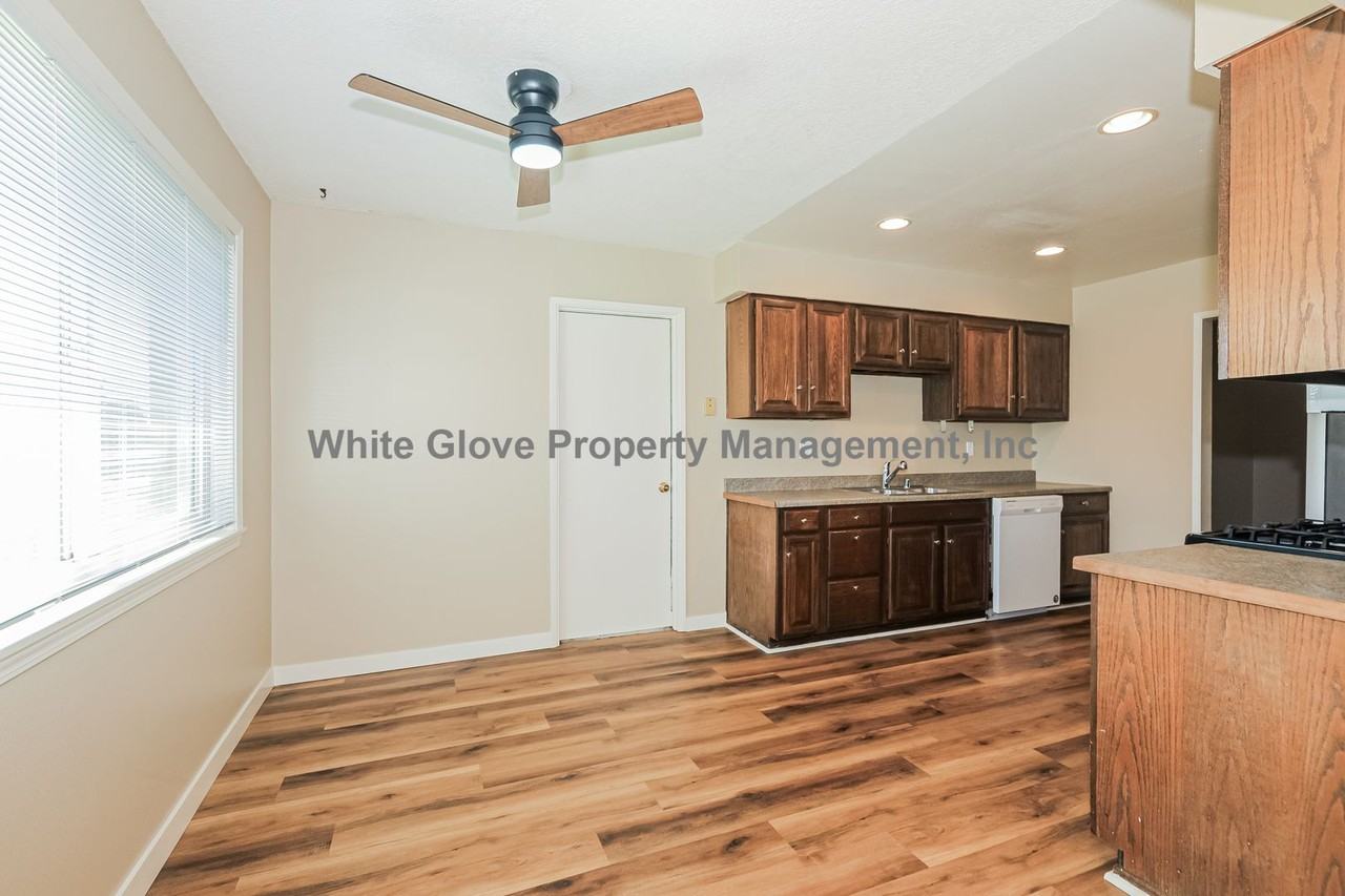 7820 Jadeite Ave - Photo 7 of 16