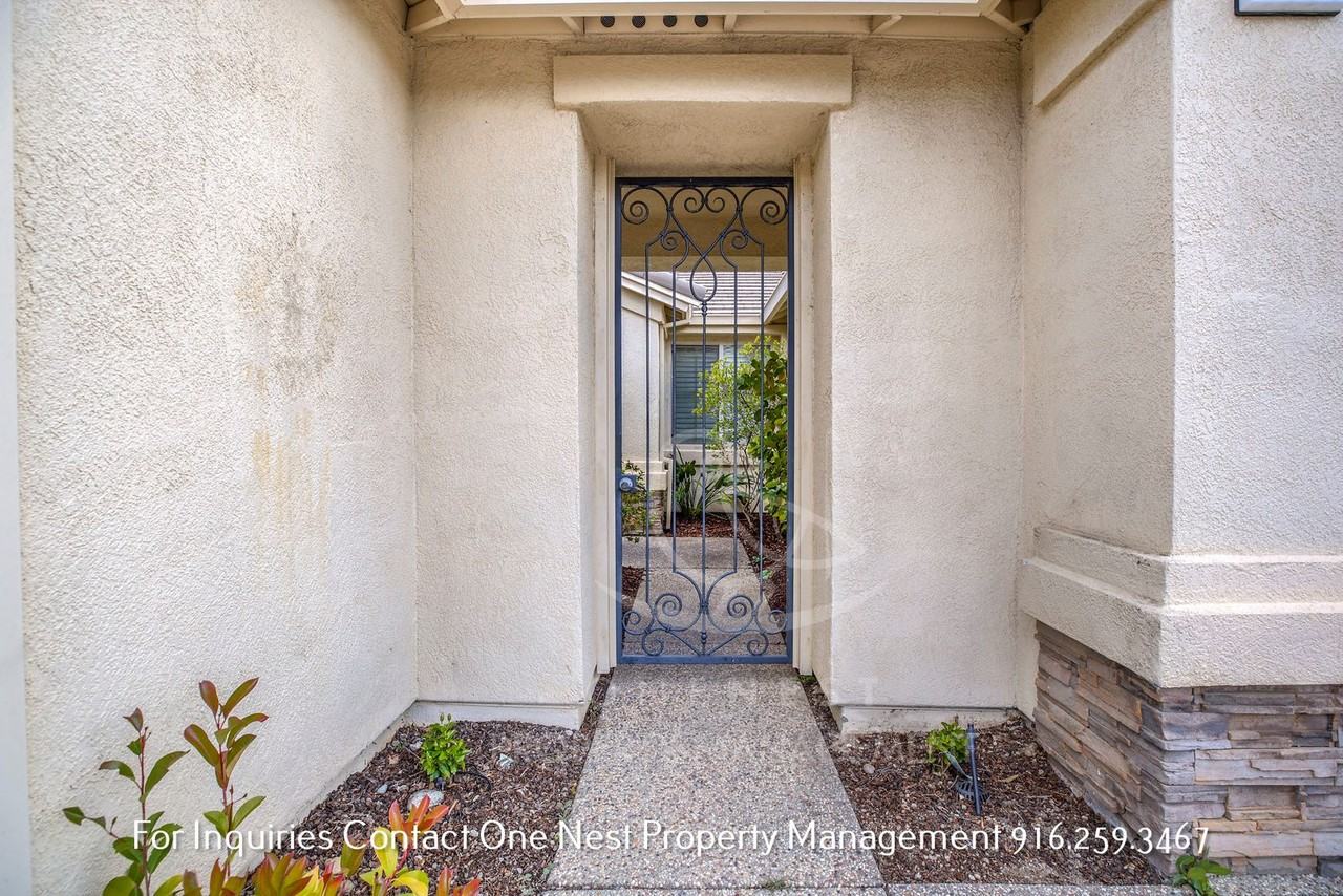 1564 Summerhill Ln - Photo 2 of 26